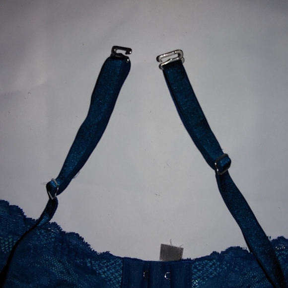 Victoria Secret bra.  36D - Picture 6 of 8